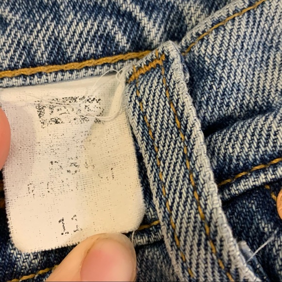 Vintage Levi jean shorts - Picture 4 of 6